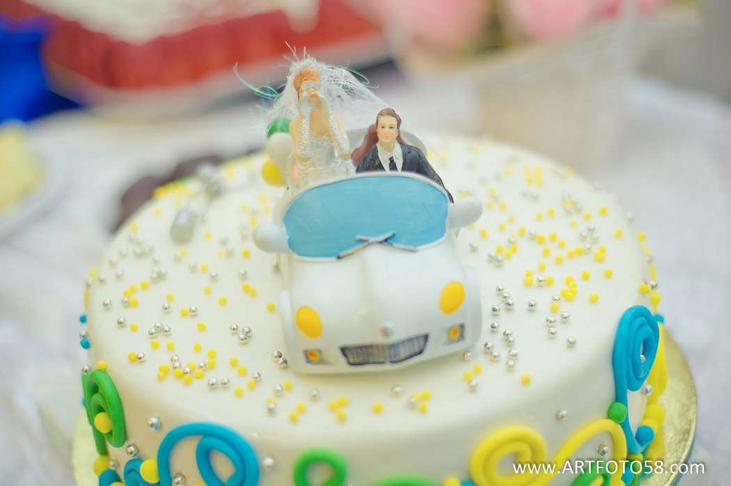 Свадебный торт,  белого цвета, украшенный кружевом из мастики,  белыми и желтыми бусами, фигурками жениха и невесты,  - фото 680785 Невеста01