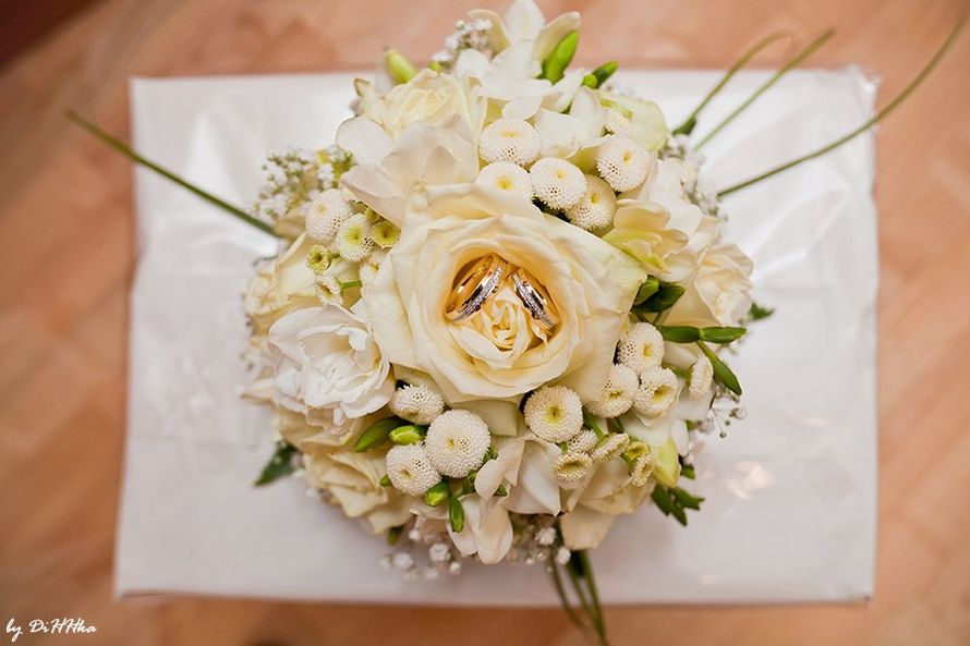 Букет невесты из белого танацетума, роз, гипсофилы и фрезий  - фото 822101 Фотограф Бурилина Александра