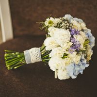 Весенний букет невесты в бело-голубом цвете из фрезий, сирени и гортензий 