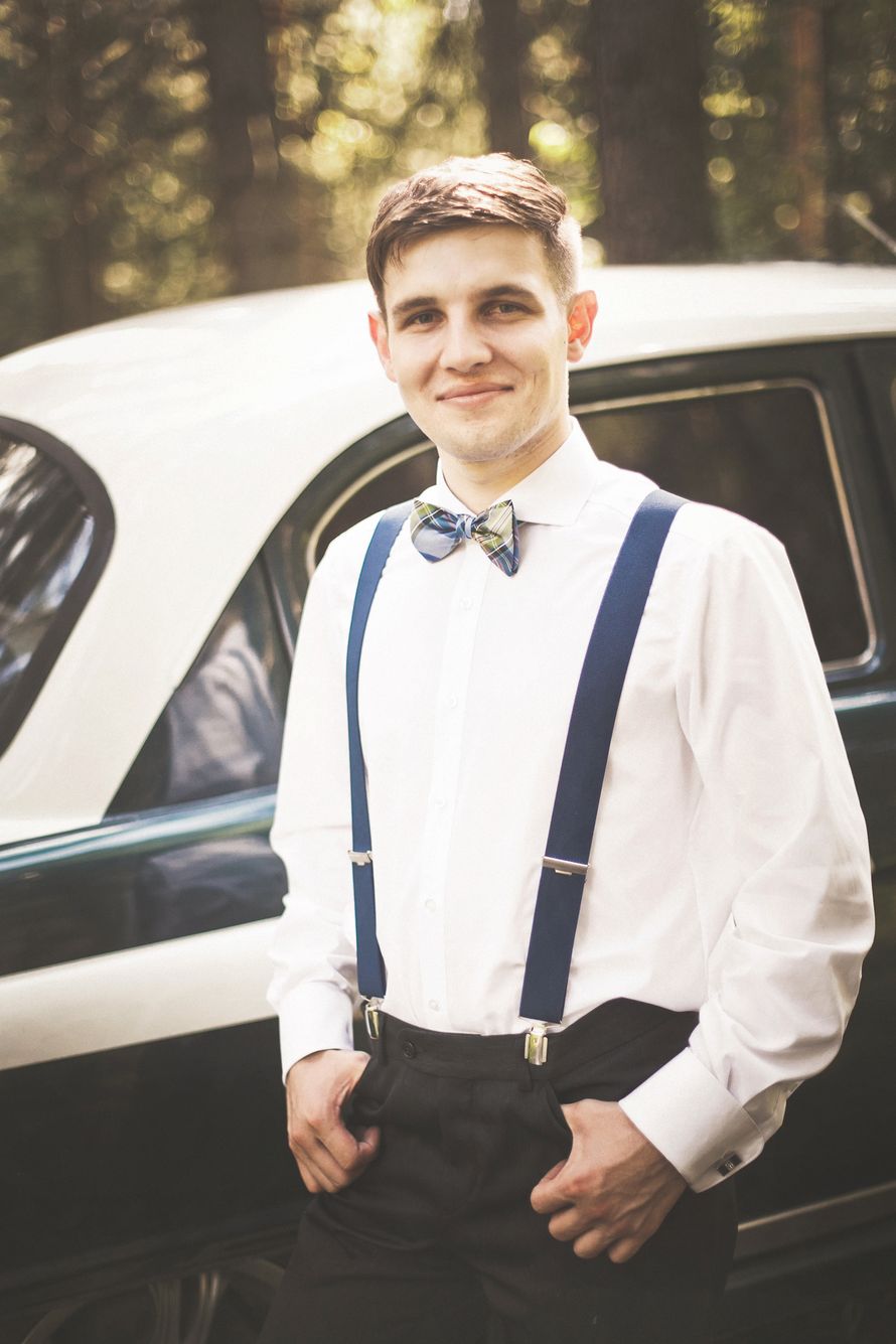 Жених одет в американском стиле "Чикаго" в белую рубашку, черные брюки, синие подтяжки и в бежево-синюю бабочку - фото 1194271 Фотограф Логинова Наталья