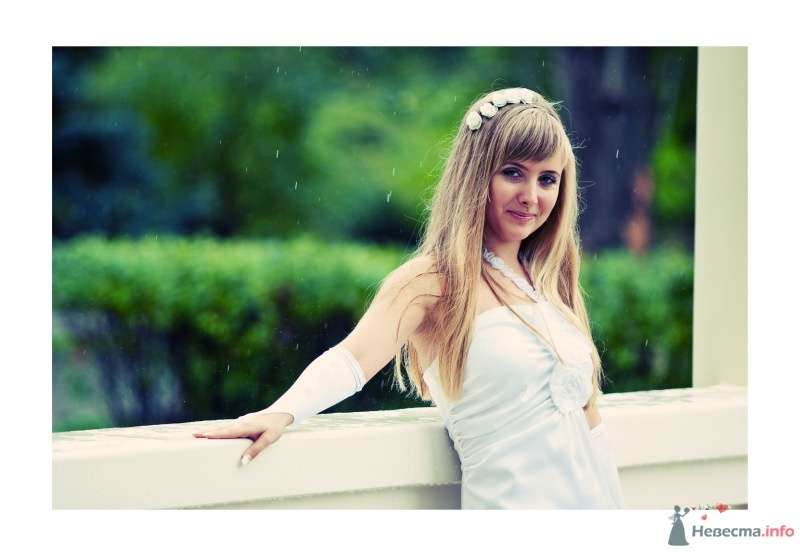 Невеста в белом платье стоит в парке - фото 51965 Dorogysha