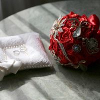 Жемчужная подушечка для колец и красный букет невесты на свадьбе в Radisson Royal Hotel Moscow