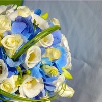 Букет невесты из голубых гортензий, белых роз и эустом