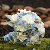 Бело-голубой букет невесты из гортензий, роз и эустом 
