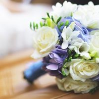 Букет невесты из голубых гортензий, белых фрезий и роз