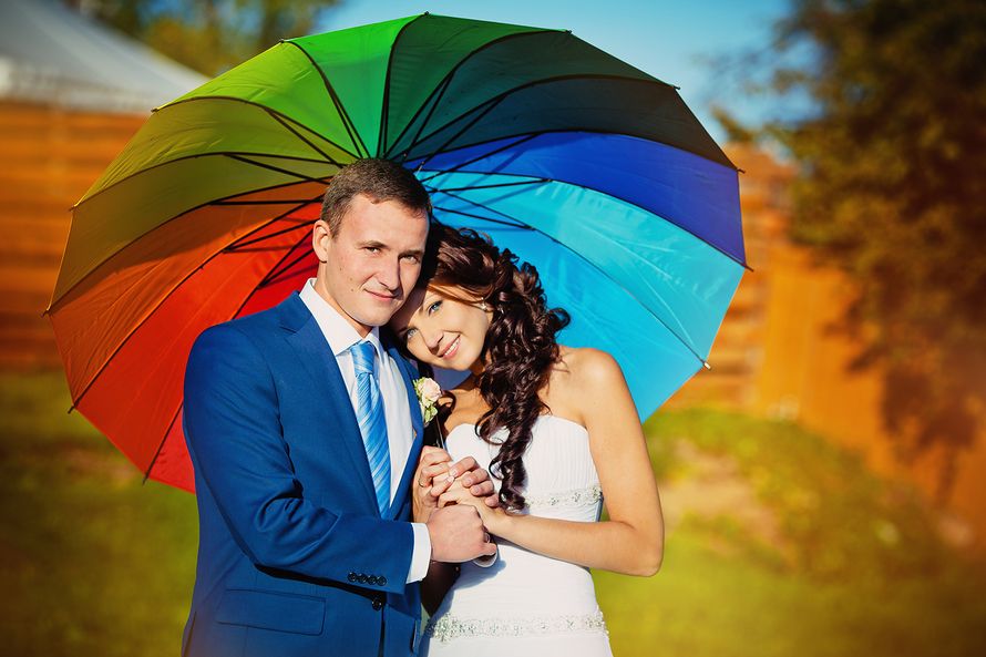 Жених и невеста под радужного цвета зонтом - фото 3098361 Фотограф Ольга Старостина