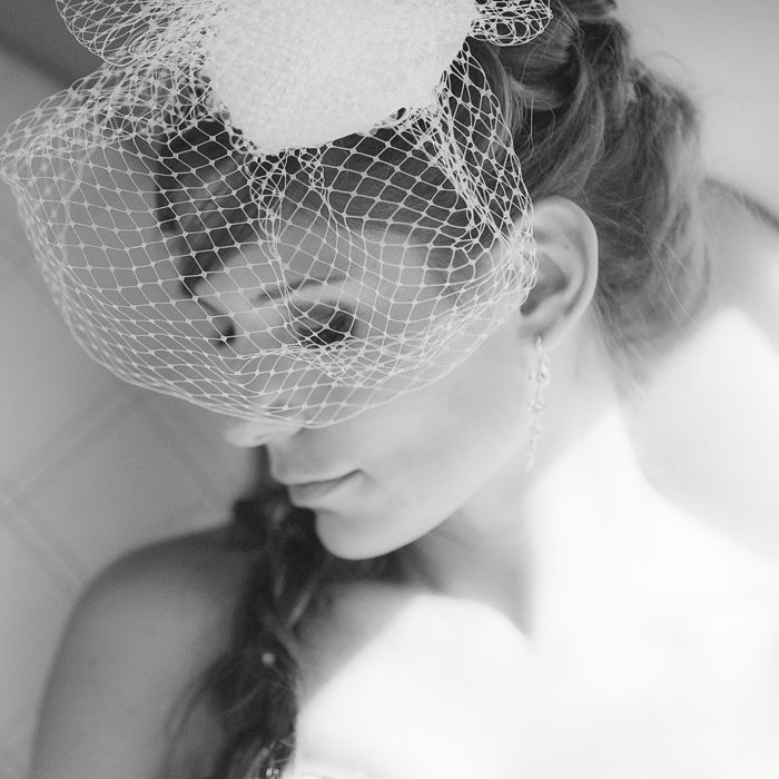Причёску невесты украсила белая шляпка вуалетка - фото 1481201 Свадебный фотограф Денис Бондаренко