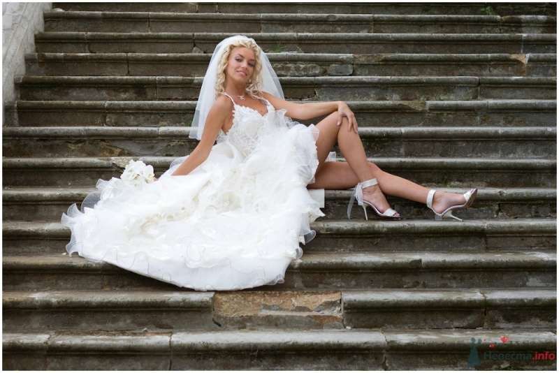 Невеста в белом длинном платье сидит на лестнице - фото 38401 barbie