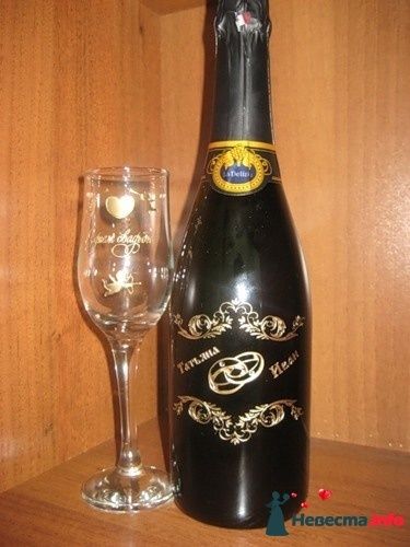 Объемная гравировка на бутылке шампанского вогнутое изображение+заливка в цвет золото+украшение оригинальными стразами Сваровски - фото 249864 Свадебные аксессуары