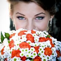 Букет невесты в бело-красных тонах из ромашек и роз