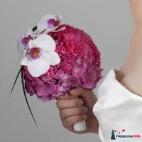 Букет невесты в розовом цвете из гвоздик, орхидей и гортензий