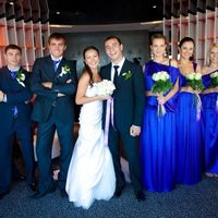 Жених, невеста и их друзья и подружки в синем