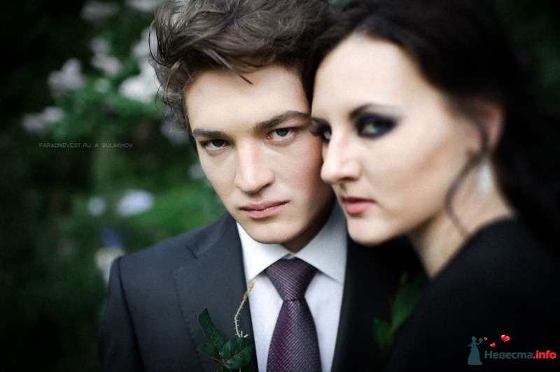 Классический серый костюм жениха "двойка" с белой рубашкой и фиолетово-серым галстуком - фото 442575 Фотограф Андрей Булахов