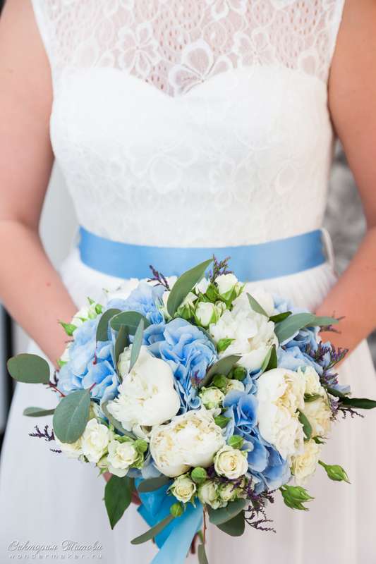 Букет невесты с голубой лентой из голубых гортензий, белых пионов и роз - фото 2762259 Фотограф Виктория Титова 