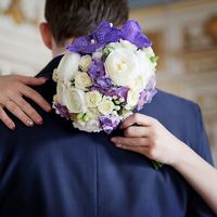 Букет невесты в круглом стиле из белых роз, сиреневых гортензий и орхидей