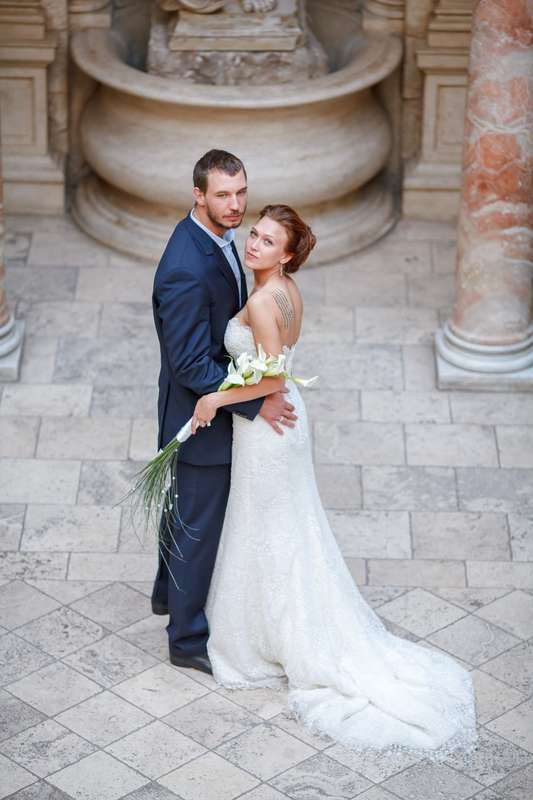 Жених и невеста, прислонившись друг к другу, стоят на площади перед зданием - фото 3243943 Фотограф Яна Яворская