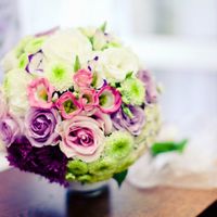 Букет невесты в розовых, сиреневых и белых тонах из эустом, роз, астр и танацетумов