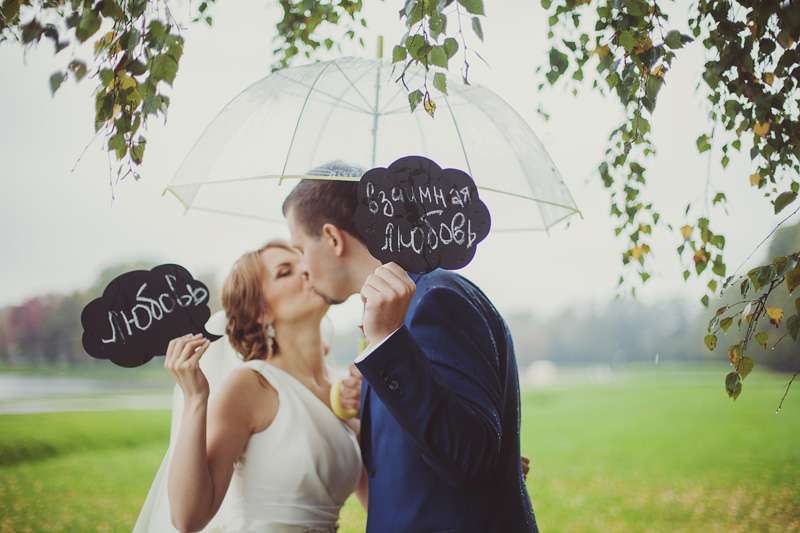 Жених и невеста под прозрачным зонтом держат меловые таблички с надписями - фото 2267030 Фотограф Кристина Артюшина 