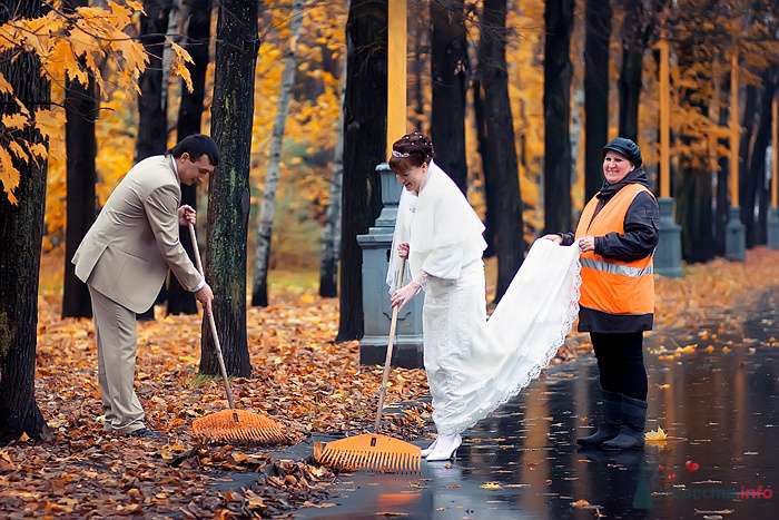 Жених и невеста убирают в осеннем парке - фото 79985 Фотограф Наталья Шпагина