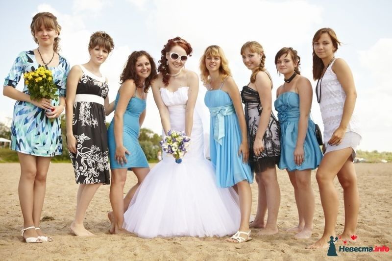 Подружки невесты, на свадебной церемонии, одетые в тематику самой церемонии,  а именно в платьях мятного цвета - фото 352591 Sun_April