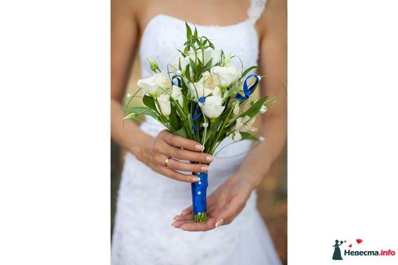 Букет невесты из белых эустом и альстромерий, зеленого берграсса, декорированный ярко-голубой атласной лентой и белыми бусинами  - фото 412279 Фотограф Катя Шелест 