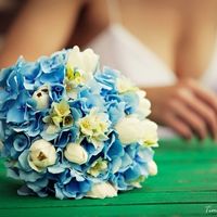 Букет невесты из гортензий, тюльпанов и бувардии в бело-голубых тонах