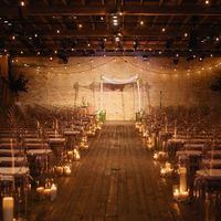 Декор выездной регистрации брака в помещении: световые гирлянды, свадебная арка, свечи
