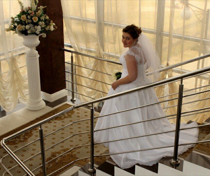 Wedding салон спб. Свадебное платье прямого кроя. Свадебные платья на крупную фигуру. Примерка свадебного платья в салоне. Свадебный салон декор.