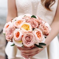 Нежный букет невесты из 3 видов роз