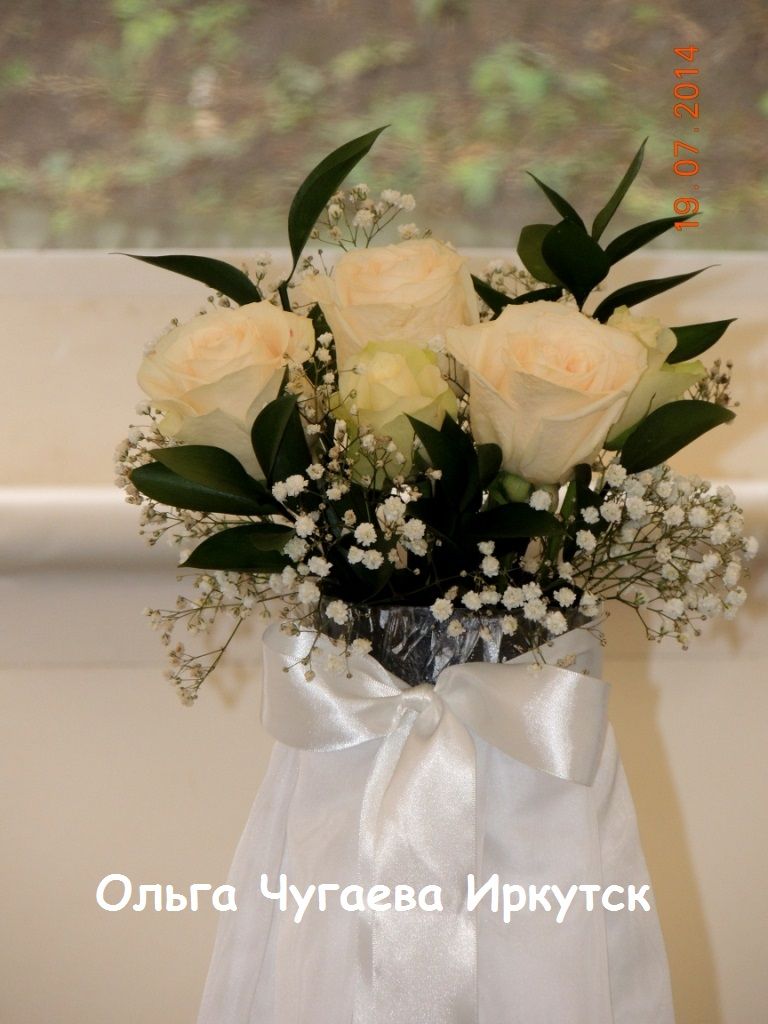 Белые розы, гипсофила и рускус в вазе, декорированной тканью и лентой.  - фото 2689175 УкраШарик Ольга Чугаева  - оформление