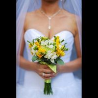 Букет невесты из белой фрезии,жёлтой фрезии,атласной лентой перевязаны стебли.