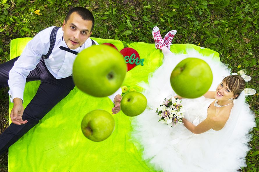 Жених и невест сидят на зеленом покрывале и подбрасывают зеленые яблоки - фото 1256903 Фотограф Александр Тимофеев 