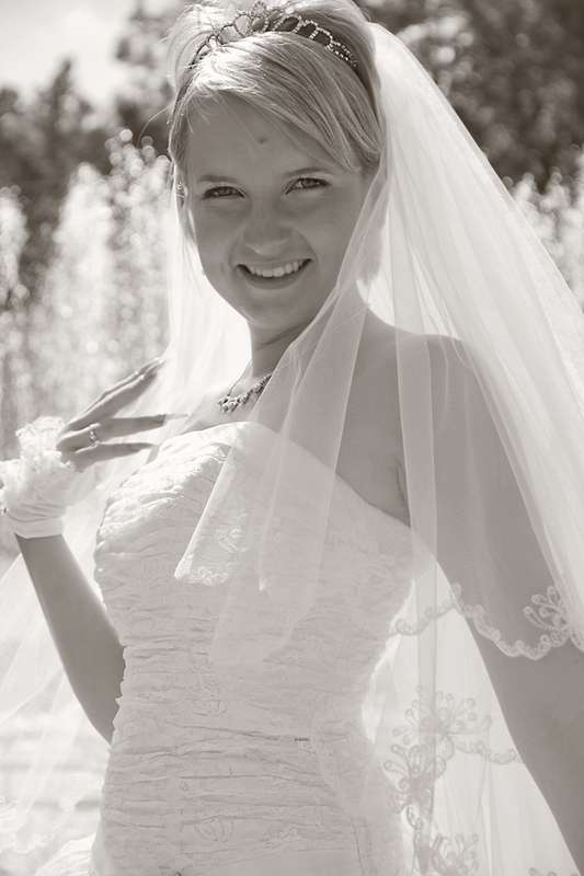Романтический образ невесты выражен в прическе в виде короткой стрижки, украшена диадемой и фатой - фото 596775 Фотограф Алена Гасанова