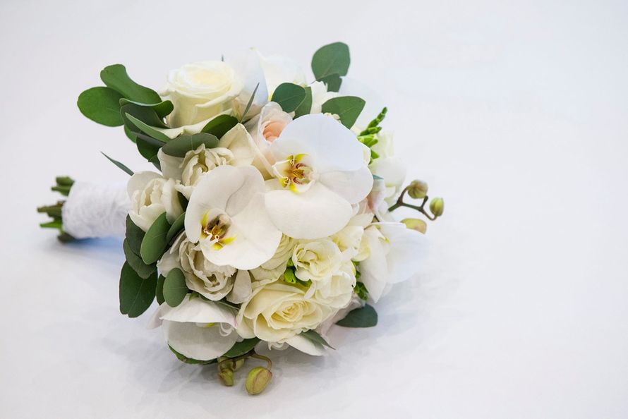 Букет для невесты из белого фаленопсиса,белой розы,белого тюльпана,эвкалипт. - фото 4615729 Букет для невесты от студии цветов The Flower-stor