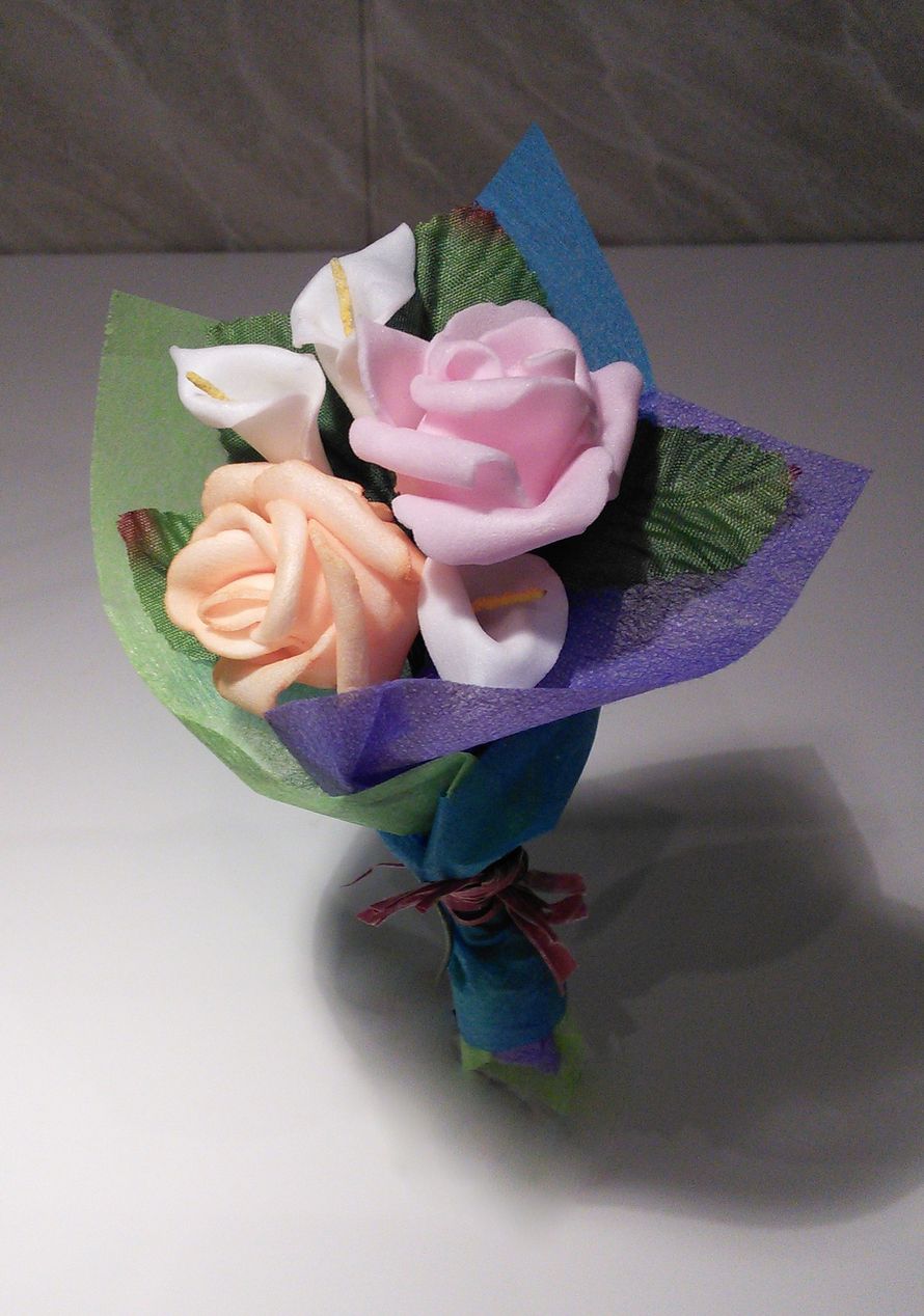 маленькие букетики из искусственных цветов. размер примерно 10 см.
флис, фоамирановые розы и калы, бумажные розы, тканевые листочки, наклейки, деревяное сердце.
ориентировочная стоимость одного букета и креативной упаковки 150 руб. - фото 4813577 Цветочные композиции на заказ