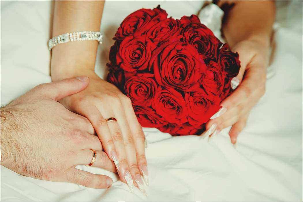 Букет невесты из красных роз, декорированный белой атласной лентой  - фото 662615 Альфия Салимгараева свадебный фотограф