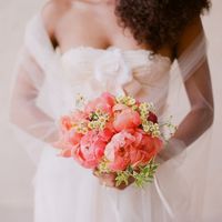 Букет невесты из розовых пионов и белых ромашек