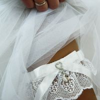 Свадебная подвязка "Аина", изящное белое кружево с красивой каплевидной подвеской-кристаллом.