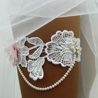 Свадебная подвязка "Асусена" - нежное цветочное кружево в бело-розовой гамме с декором в виде жемчужной нити.
