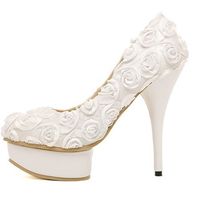 Белые свадебные туфли в стильном дизайне с розами.В наличии только 38р-р,3500