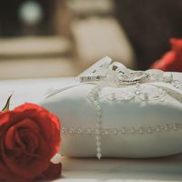 Атласная подушечка с жемчужным декором на свадьбе в Италии