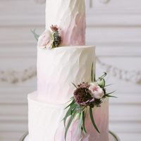 Нежный кремовый тортик, с живыми цветами и цветным градиентом.
