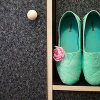 Мокасины для невесты светло-изумрудного цвета с цветком на сером ковролине