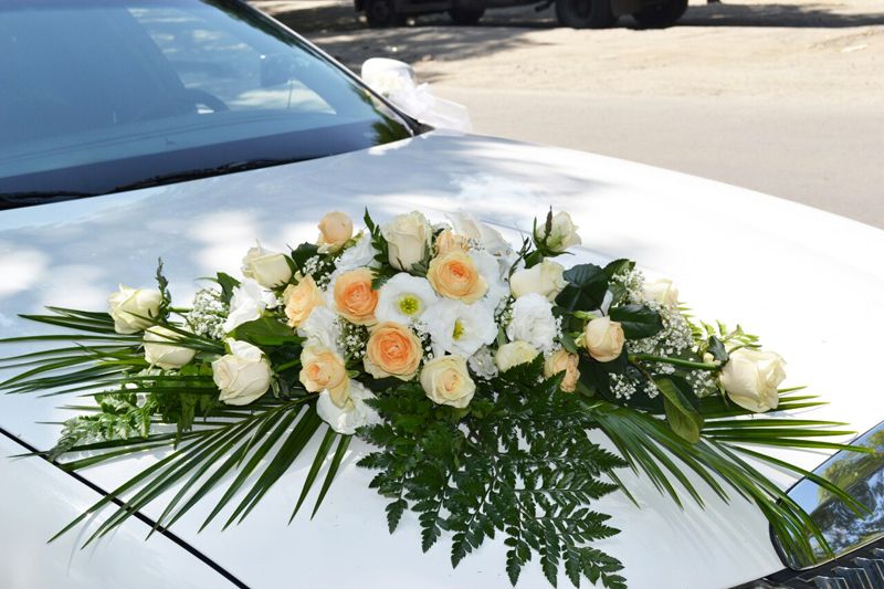 Оформление свадебного авто живыми цветами
