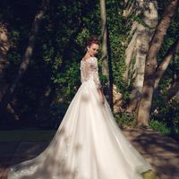 Бритни (MR) Потрясающее свадебное платье цвета айвори,украшенное по всей длинне кружевными цветами и жемчужными бусинками