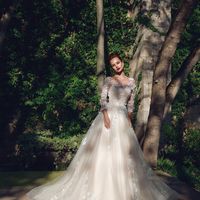 Бритни (MR) Потрясающее свадебное платье цвета айвори,украшенное по всей длинне кружевными цветами и жемчужными бусинками