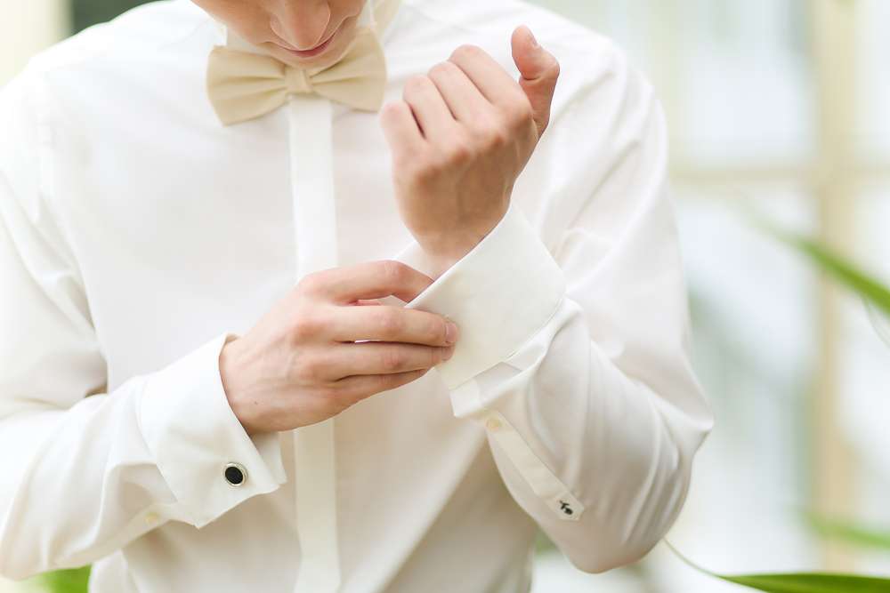 Жених в классической белой рубашке на чёрных запонках, бежевом галстуке-бабочке - фото 2624057 Фотограф Alex Paul