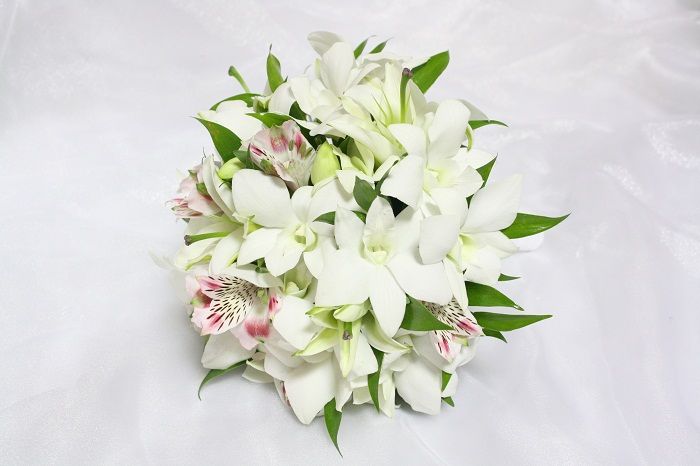 Букет невесты из бело-розовых альстромерий, белых орхидей и зелени  - фото 816835 Сashflowers - интернет-магазин аксессуаров