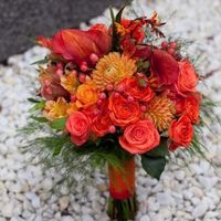 Букет невесты из калл, роз, астр и альстромерий в оранжево-красных оттенках
