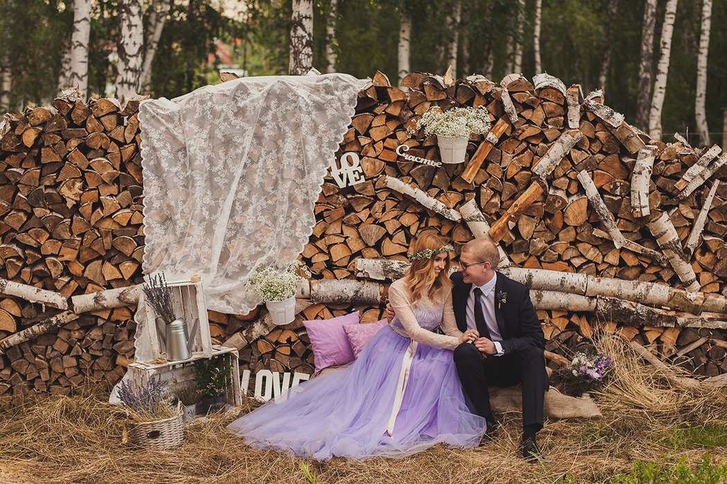 Фотозона красноярск. Фотозона на свадьбу на природе. Фотозоны в деревенском стиле. Свадьба в деревенском стиле. Свадебная фотосессия в деревенском стиле.